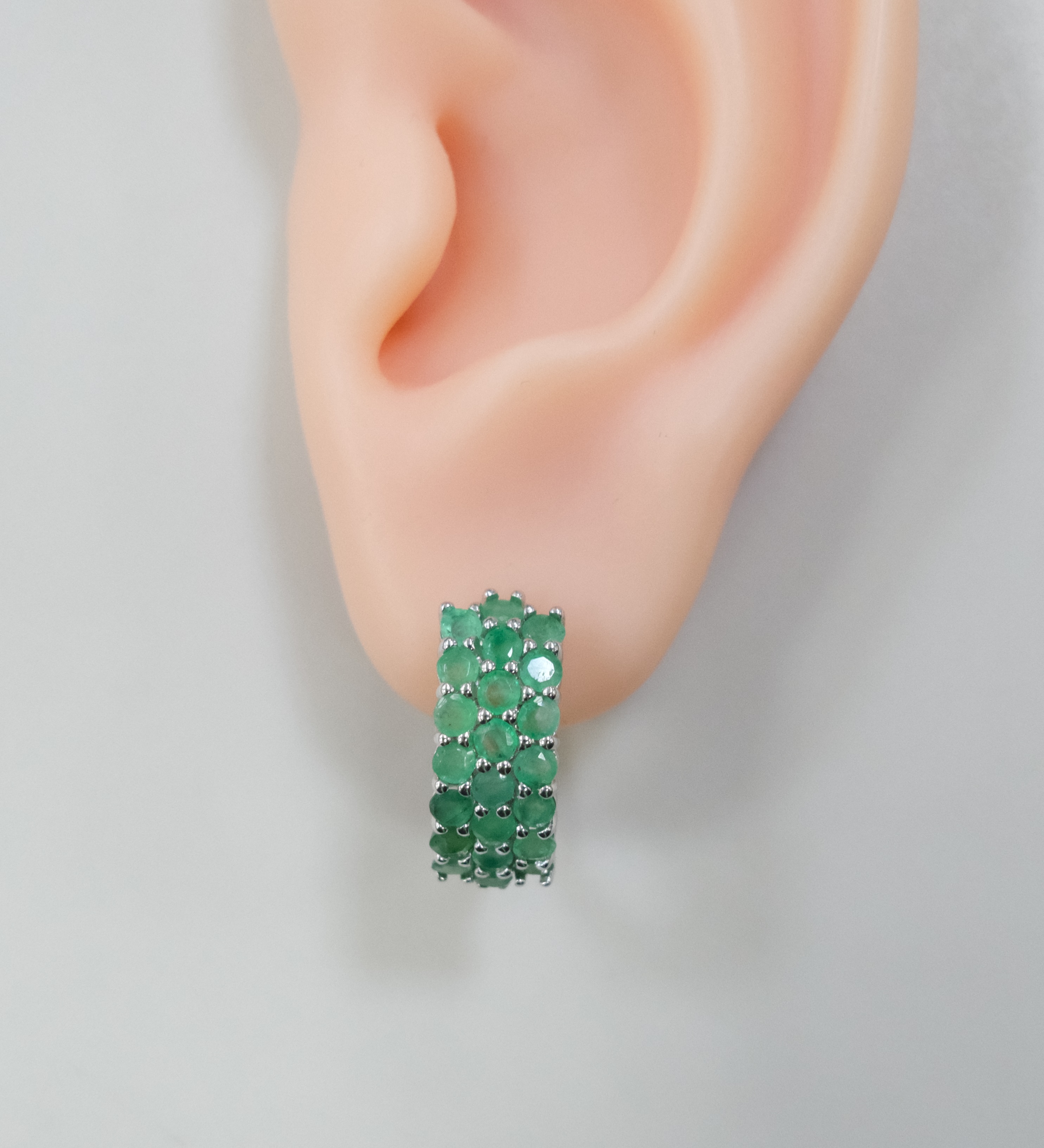 Серебряные серьги с изумрудами